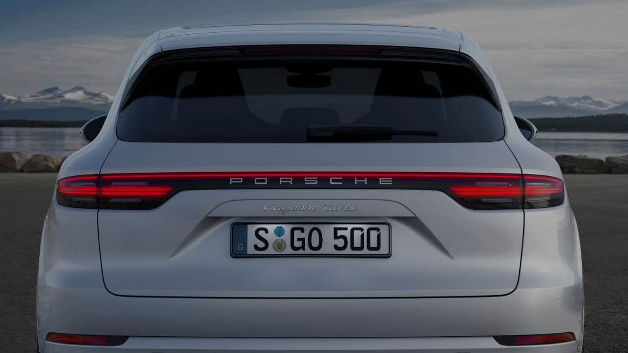 En la vista trasera es donde se aprecian más los cambios de una generación a otra, basta con ver el grupo óptico, el cual recorre toda la puerta de la cajuela en 
<b>una franja de luz de LED continua.</b>