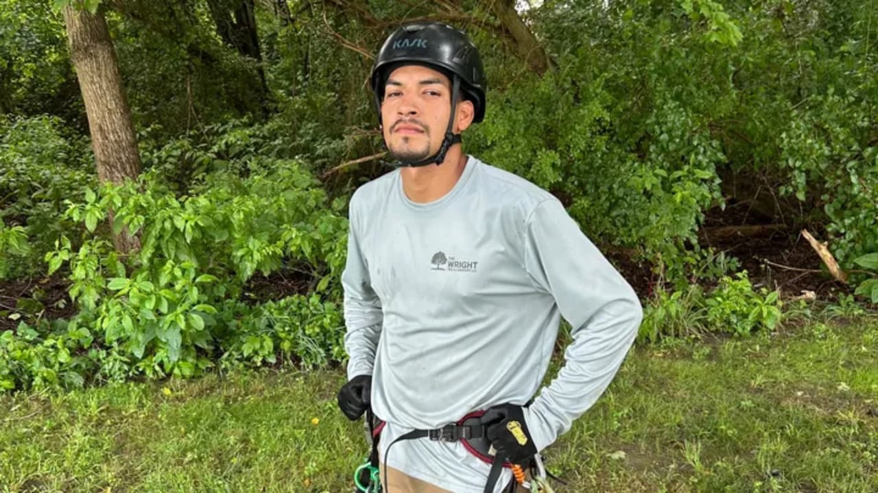 Padre hispano muere electrocutado mientras trabajaba podando un árbol en Pensilvania