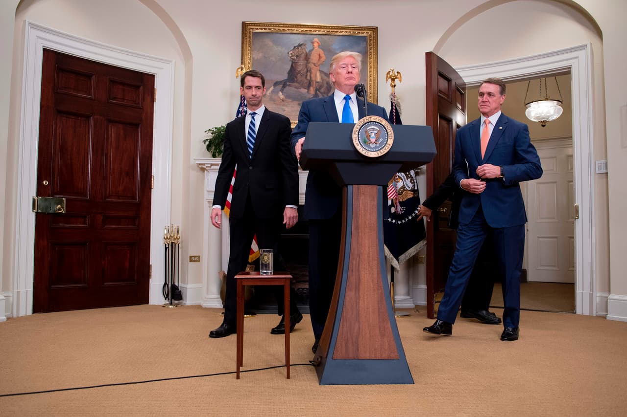 <b>Plan de reforma migratoria del Partido Republicano</b>. El 2 de agosto de 2017, Trump anunció su
<a href="https://www.univision.com/noticias/inmigracion/el-plan-migratorio-respaldado-por-el-presidente-trump-explicado-en-10-puntos-pide-saber-ingles-y-cancelaria-loteria-de-visas">respaldo al proyecto de ley S.354 de los senadores republicanos</a> Tom Cotton (Arkansas) y David Perdue (Georgia). Esta nueva legislación propone aumentar los arrestos, acelerar deportaciones, restringir el asilo, establecer un sistema migratorio por méritos y reducir la inmigración legal en un 50% en 10 años. En enero de 2018 trump rechazó un plan migratorio bipartidista que incluía una
<a href="https://www.univision.com/noticias/inmigracion/este-es-el-plan-migratorio-para-los-dreamers-que-rechazo-trump">solución para los dreamers</a>.