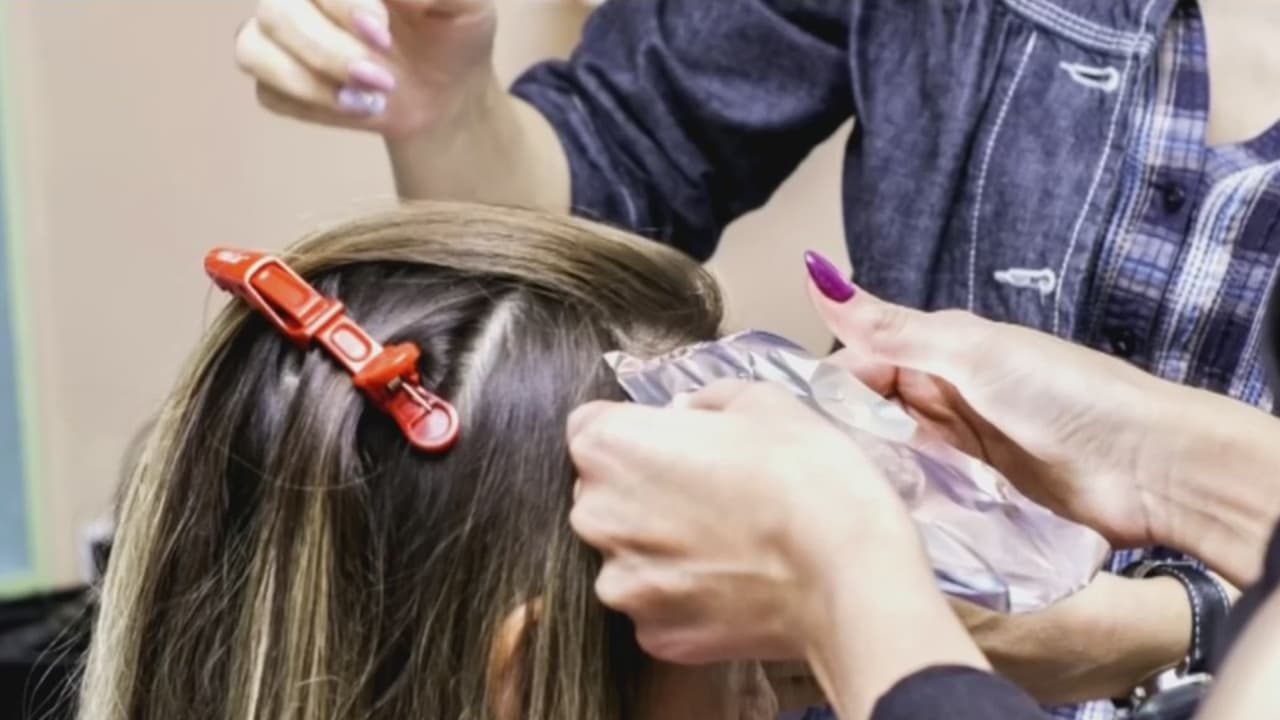 Cómo conseguir un tono de pelo rubio más natural: consejos de Jomari Goyso