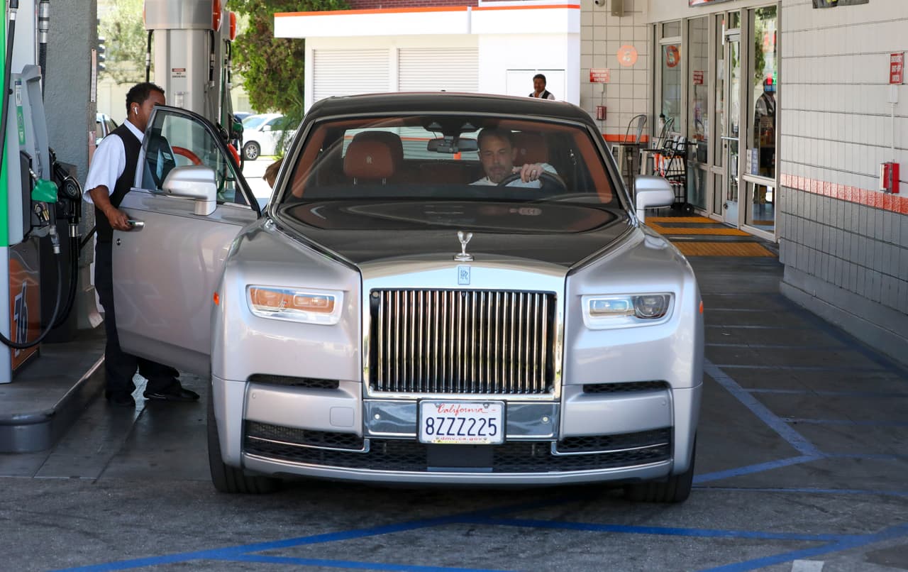 En octubre, por ejemplo, él utilizó el Rolls Royce Ghost, de 340 mil dólares, 
<a href="https://www.univision.com/famosos/jlo-ben-affleck-rolls-royce-hijo-samuel-fotos">para ir por Samuel a la escuela</a>. 
<br>