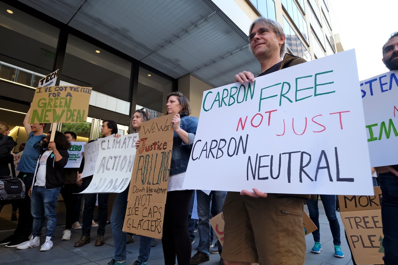 En todo Estados Unidos y en otros países, se produjeron protestas similares. Se planificaron eventos en 4.500 ubicaciones en 150 países. Los eventos se cronometraron en torno a una Cumbre sobre el clima de las Naciones Unidas programada para el lunes en Nueva York.
<br>