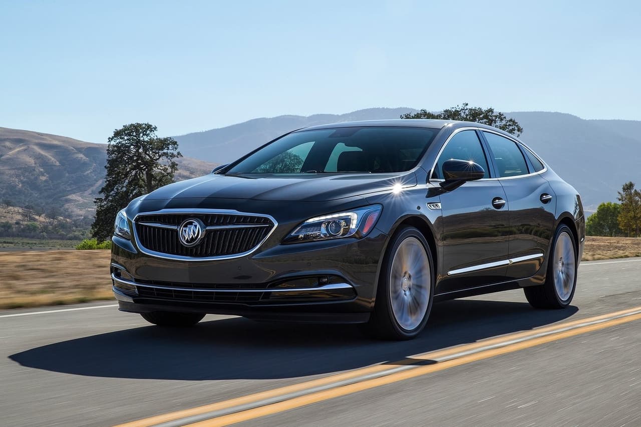 <h3 class="cms-H3-H3"><b>Buick LaCrosse 2019 | 230 unidades</b></h3>
<br>
<br>Aunque el portafolio actual de Buick está compuesto únicamente por modelos de tipo SUV, en los concesionarios aún quedan unas pocas unidades de su sedán LaCrosse. De hecho, en 2020 se vendieron 230 unidades de este sobrante. Se desconoce cuántas más quedan, pero lo que sí se sabe es que Buick no volverá a contar con un sedán en su menú, al menos en el futuro inmediato.
<br>