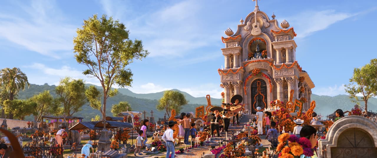 El cementerio de Ernesto de la Cruz fue uno de los lugares más decorados de esa noche de muertos en la película y la estructura que aparece ahí guarda características muy similares a la iglesia de Santo Domingo, ubicada en la ciudad de Oaxaca, al sur de México.