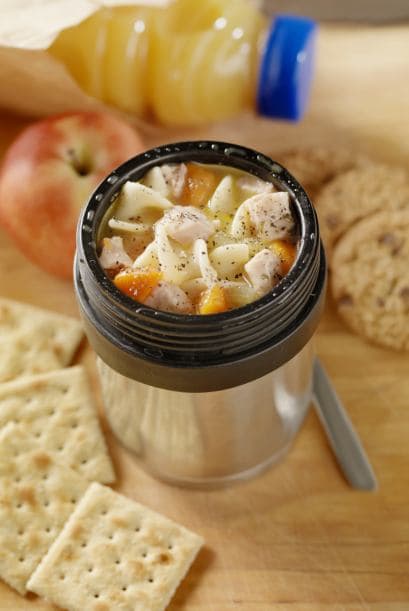 Puedes cocinar opciones simples y rápidas, como emparedados o ensaladas, o reciclar las sobras del día anterior.