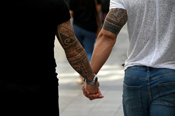 <b>Reino Unido | </b>Fue el primer país occidental en detectar este brote atípico de la viruela del mono. Ya van 20 casos reportados desde que se notificara el primero el 6 de mayo, informó la Agencia de Seguridad del Reino Unido (UKHSA por sus siglas en inglés), que advirtió que 
<b>una “proporción notable” ocurrió en hombres bisexuales y homosexuales</b>.
<br>
<br>Si bien uno de los pacientes había viajado a Nigeria, el resto no y tampoco parece haber conexión entre ellos.