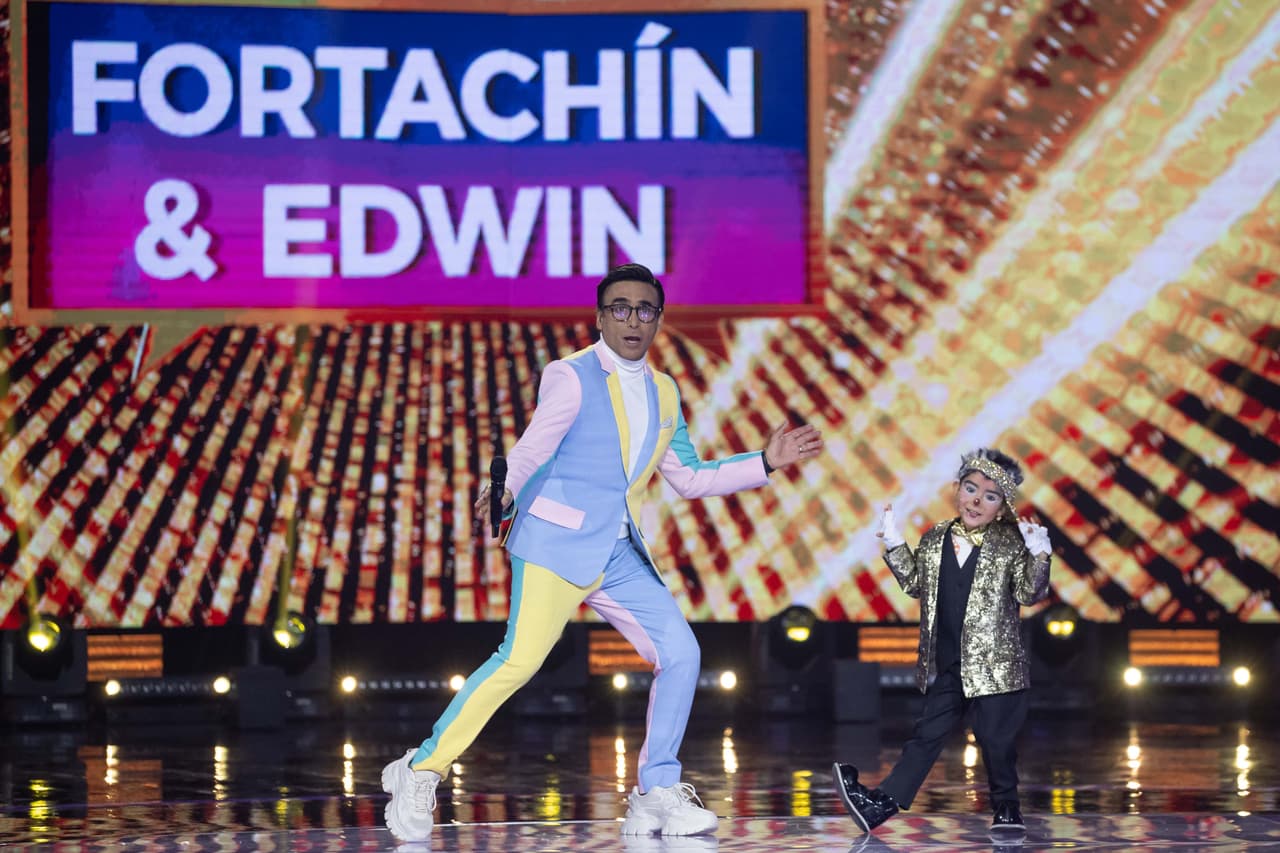 Adal Ramones bromeó con Alejandra al inicio del programa y le dijo "copiona de colores de vestuario".