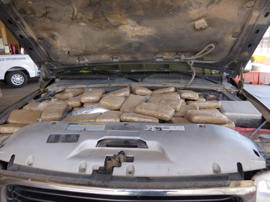 Varias libra de marihuana y droga sintética fueron encontrados en este vehículo en la garita de Nogales.