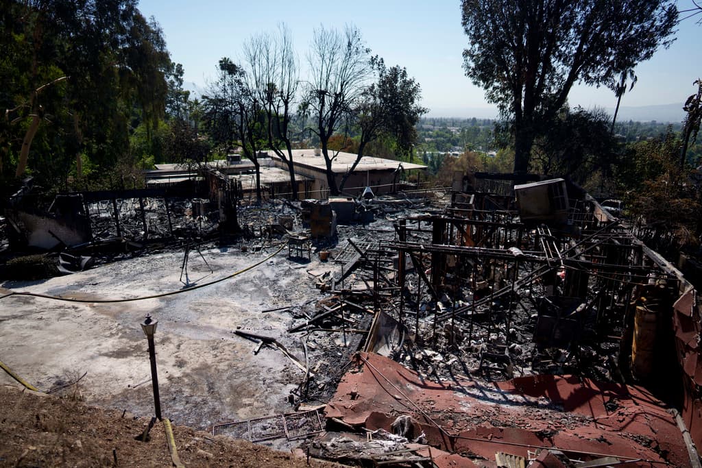 Eric Sherwin, jefe de bomberos de San Bernardino, insistió en que es muy pronto para conocer qué originó el incendio, pero dejó claro que no fue combustión natural.