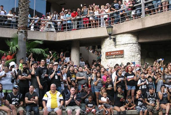 Photos: Spurs Championship Parade 2014 Barges