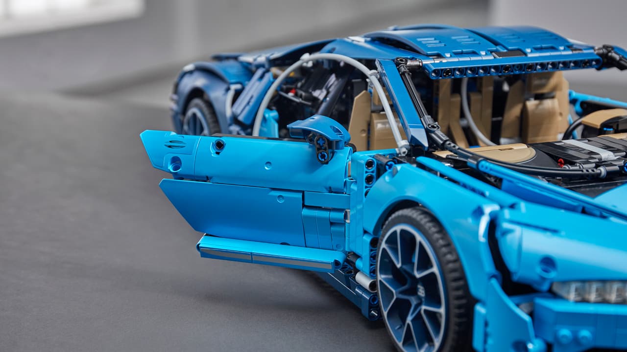 Sus puertas pueden abrir y cerrar para dar paso a una detallada cabina.