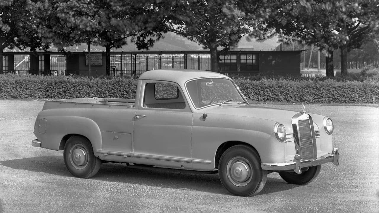Esta hermosa pickup basada en el
<b>Mercedes Benz 190</b> (1953-1962) fue construida para el mercado sudafricano entre 1956 y 1960 donde fue bautizada como
<i>bakkie</i>. No es coincidencia que Sudáfrica es uno de los principales mercados de la nueva Clase-X.
