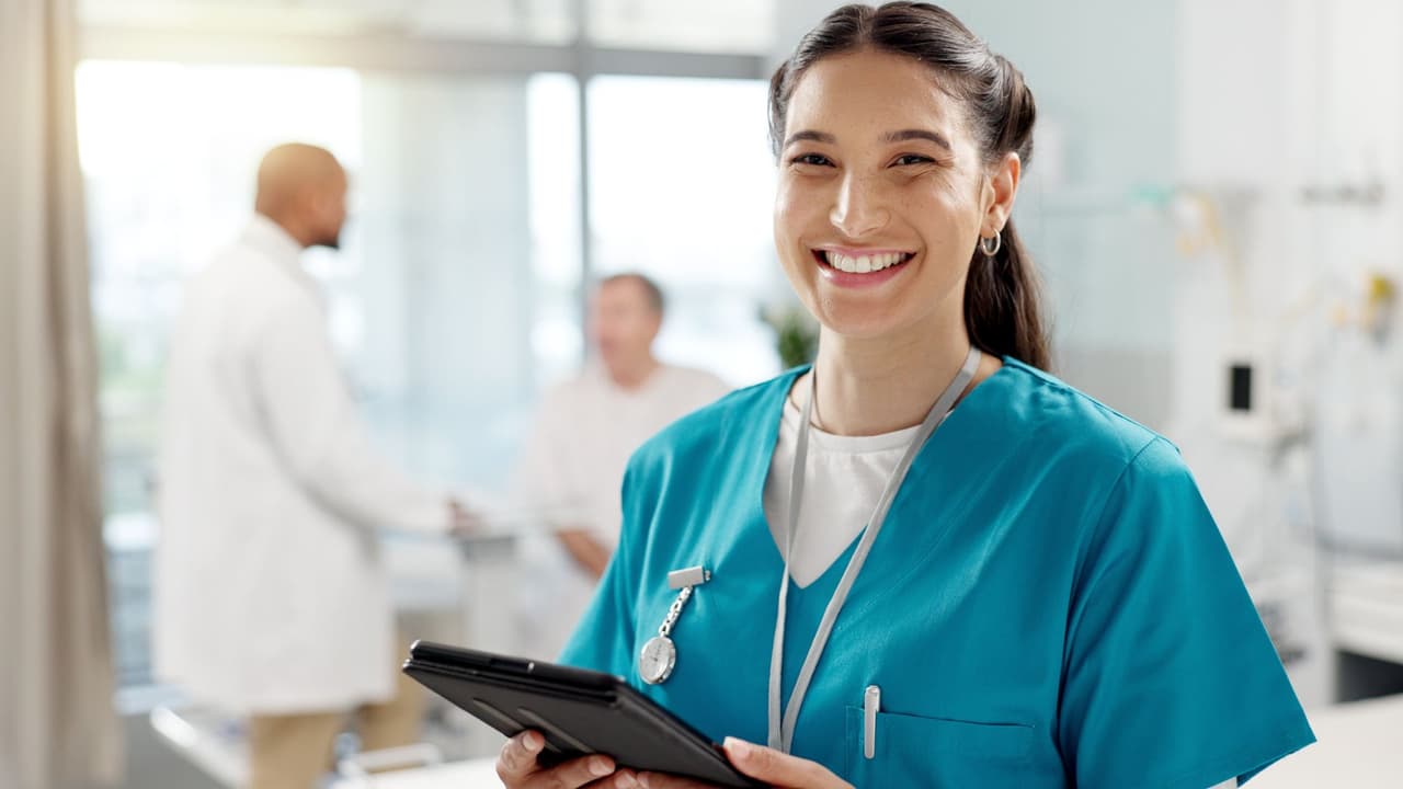 <h3 class="cms-H3-H3">Salud: una necesidad que no se detiene</h3> Texas
<b> está creciendo y también envejeciendo.</b> TWC advierte que el sistema de salud enfrentará 
<b>un déficit de personal en la próxima década</b>. Eso significa más trabajo para: 
<br>
<b>Enfermeras y enfermeros registrados</b> (RN). 
<br>
<b>Asistentes de salud en el hogar</b>, que apoyan a personas mayores o con discapacidad. 
<br>
<b>Terapeutas físicos y ocupacionales</b>. 
<br>La razón es simple: 
<b>la población envejece, y cada vez más familias necesitan apoyo en cuidados de largo plazo</b>. 
<br>Incluso en puestos básicos, como los asistentes de salud, hay programas de certificación rápida que abren la puerta al mercado laboral en pocos meses.