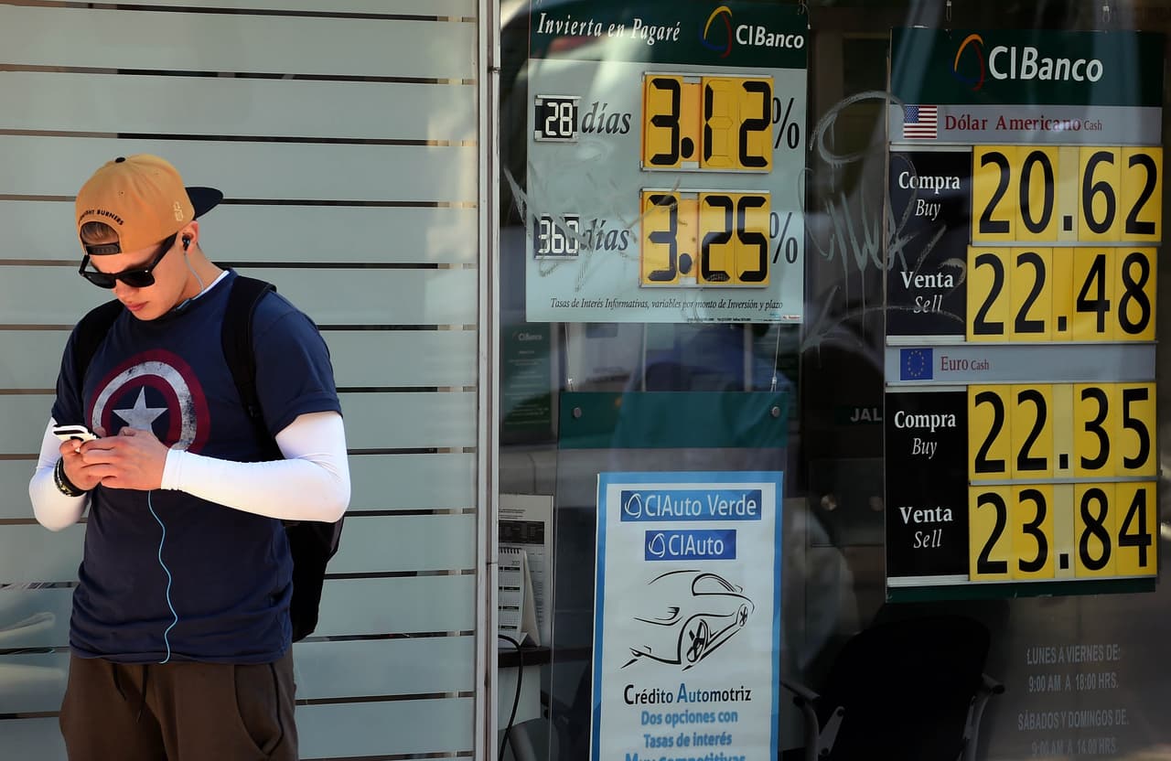 El 11 de enero de 2017, otra caída. La causa: ese miércoles, el nuevo presidente de Estados Unidos, Donald Trump, dijo una vez más que los mexicanos iban a pagar la ampliación del muro fronterizo en la que su gobierno comenzará a trabajar de inmediato. (Alfredo ESTRELLA / AFP)