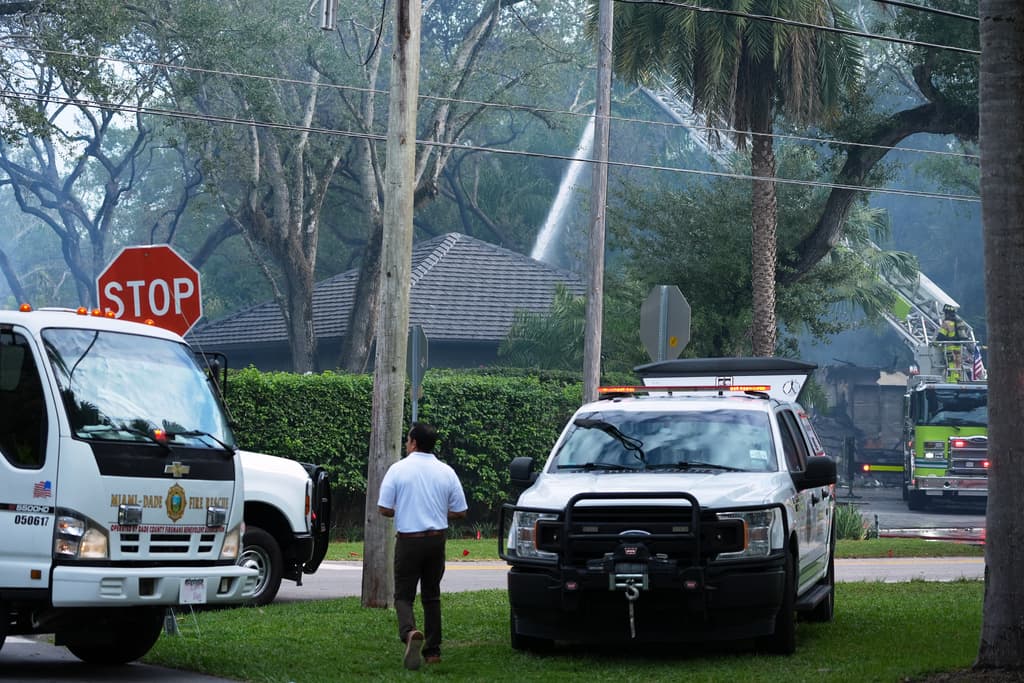 Bomberos de Miami-Dade combatieron las llamas durante varias horas.