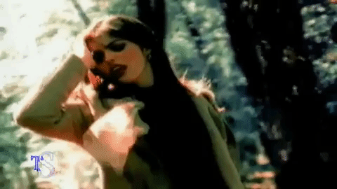 En 1997 publicó su cuarta producción bajo el nombre 'Los besos no se dan en la camisa', material de donde se desprendió 'Cómo me haces falta', tema compuesto por Marco Antonio Solís, y con el que Ana Bárbara ocupó los principales puestos de popularidad en México y Estados Unidos.