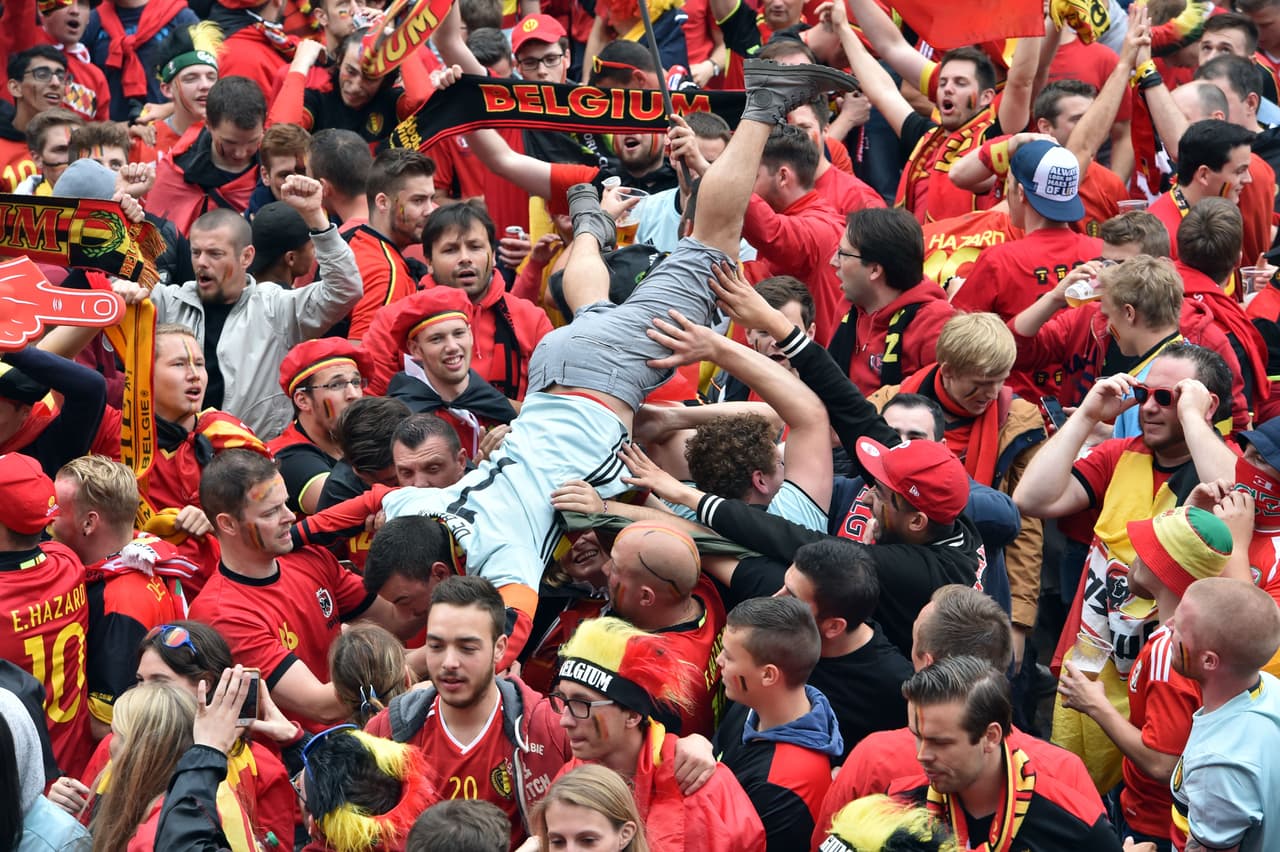 Los fans de Bélgica y Gales desbordaron la pasión en el Estadio de Lille durante los cuartos de final de la Eurocopa. Checa la vibra que lanzaron a sus equipos.