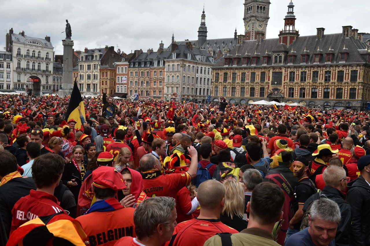 Los fans de Bélgica y Gales desbordaron la pasión en el Estadio de Lille durante los cuartos de final de la Eurocopa. Checa la vibra que lanzaron a sus equipos.