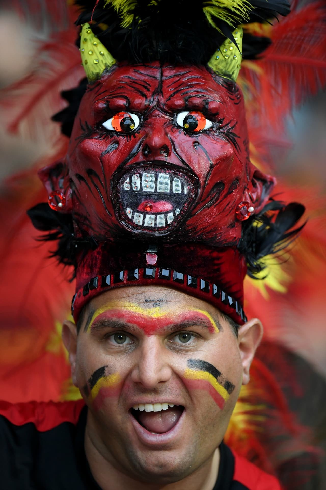 Los fans de Bélgica y Gales desbordaron la pasión en el Estadio de Lille durante los cuartos de final de la Eurocopa. Checa la vibra que lanzaron a sus equipos.