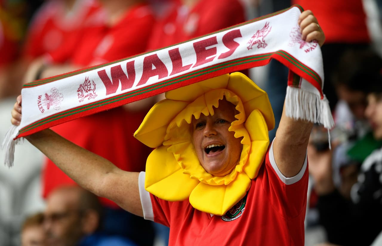 Los fans de Bélgica y Gales desbordaron la pasión en el Estadio de Lille durante los cuartos de final de la Eurocopa. Checa la vibra que lanzaron a sus equipos.