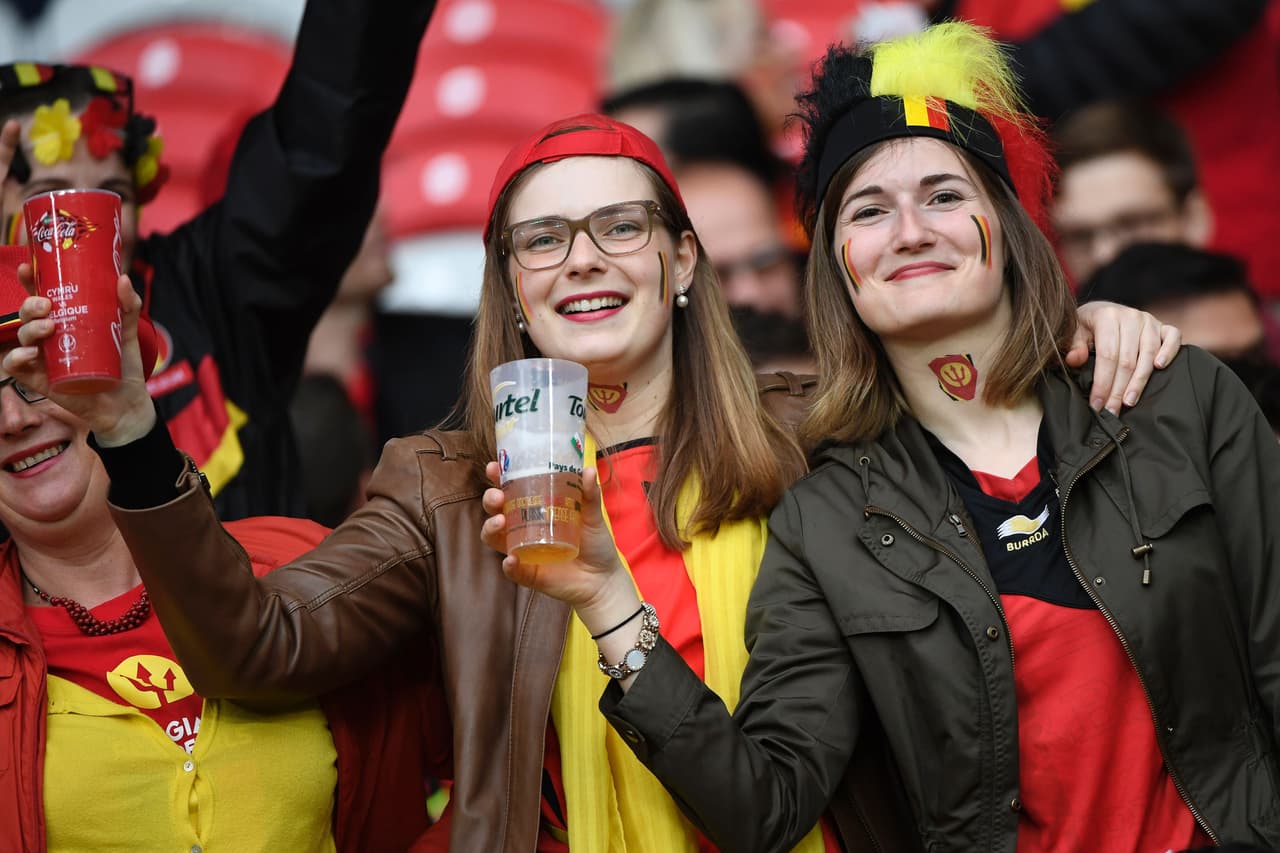 Los fans de Bélgica y Gales desbordaron la pasión en el Estadio de Lille durante los cuartos de final de la Eurocopa. Checa la vibra que lanzaron a sus equipos.