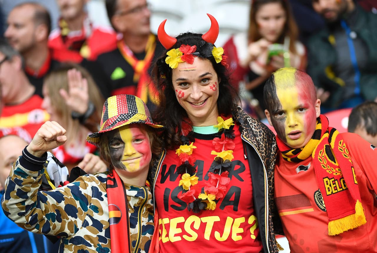 Los fans de Bélgica y Gales desbordaron la pasión en el Estadio de Lille durante los cuartos de final de la Eurocopa. Checa la vibra que lanzaron a sus equipos.