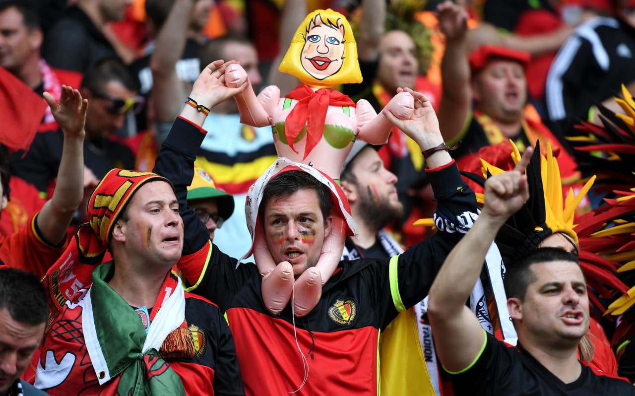 Los fans de Bélgica y Gales desbordaron la pasión en el Estadio de Lille durante los cuartos de final de la Eurocopa. Checa la vibra que lanzaron a sus equipos.
