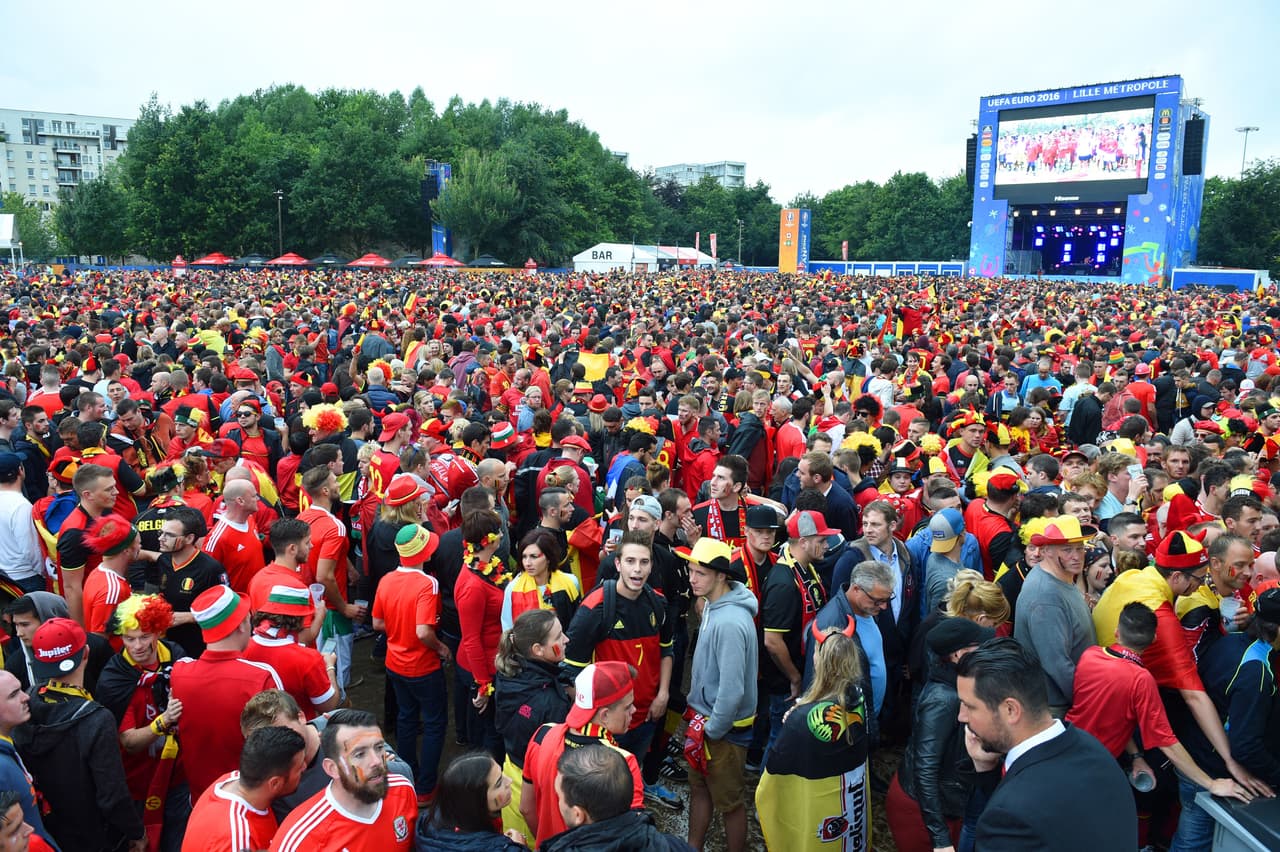 Los fans de Bélgica y Gales desbordaron la pasión en el Estadio de Lille durante los cuartos de final de la Eurocopa. Checa la vibra que lanzaron a sus equipos.