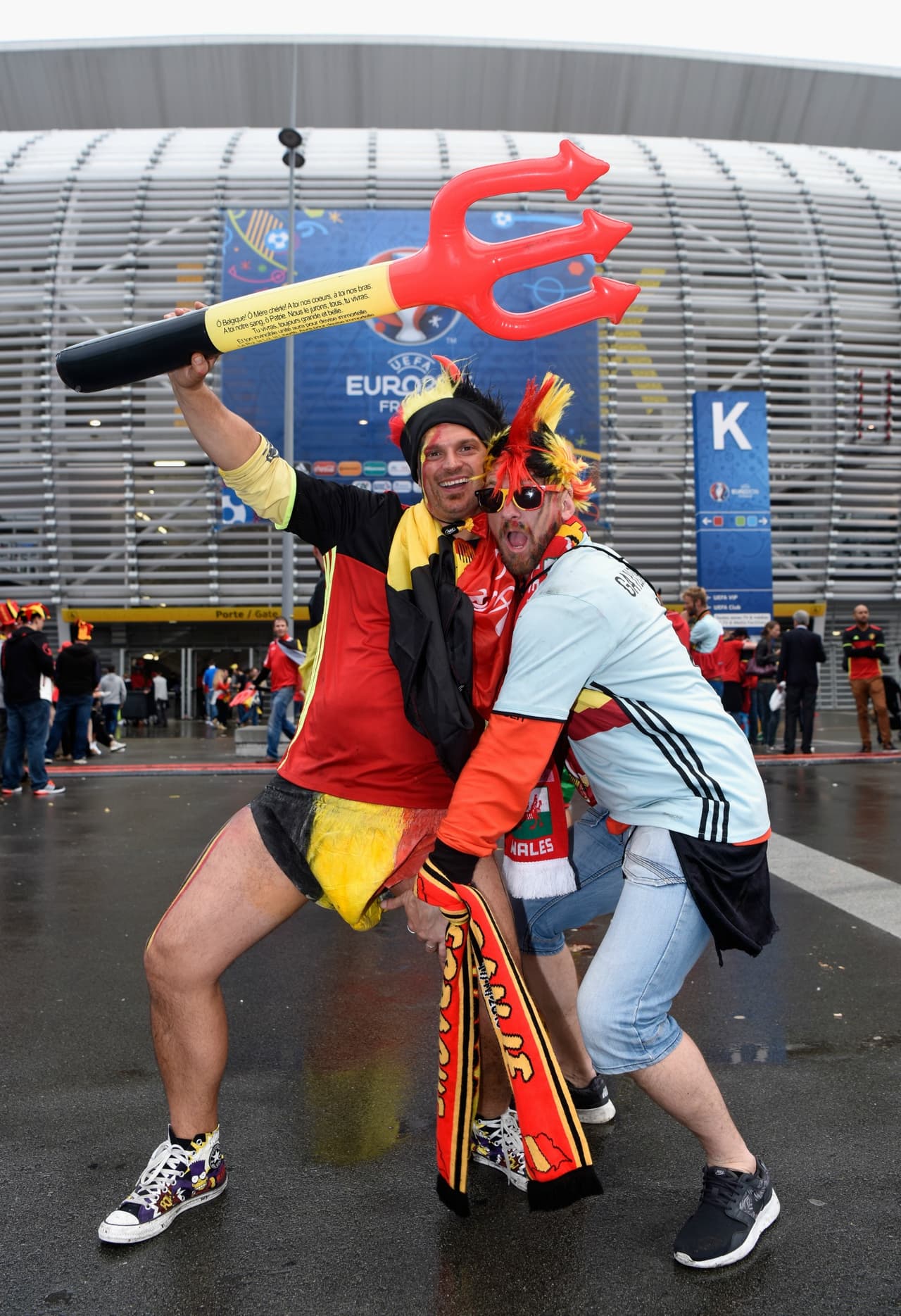 Los fans de Bélgica y Gales desbordaron la pasión en el Estadio de Lille durante los cuartos de final de la Eurocopa. Checa la vibra que lanzaron a sus equipos.