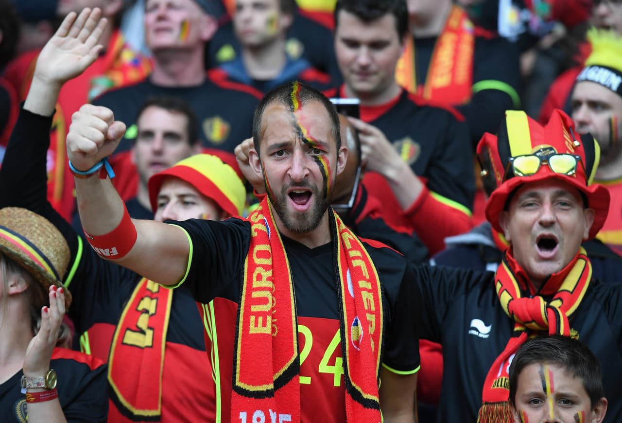 Los fans de Bélgica y Gales desbordaron la pasión en el Estadio de Lille durante los cuartos de final de la Eurocopa. Checa la vibra que lanzaron a sus equipos.