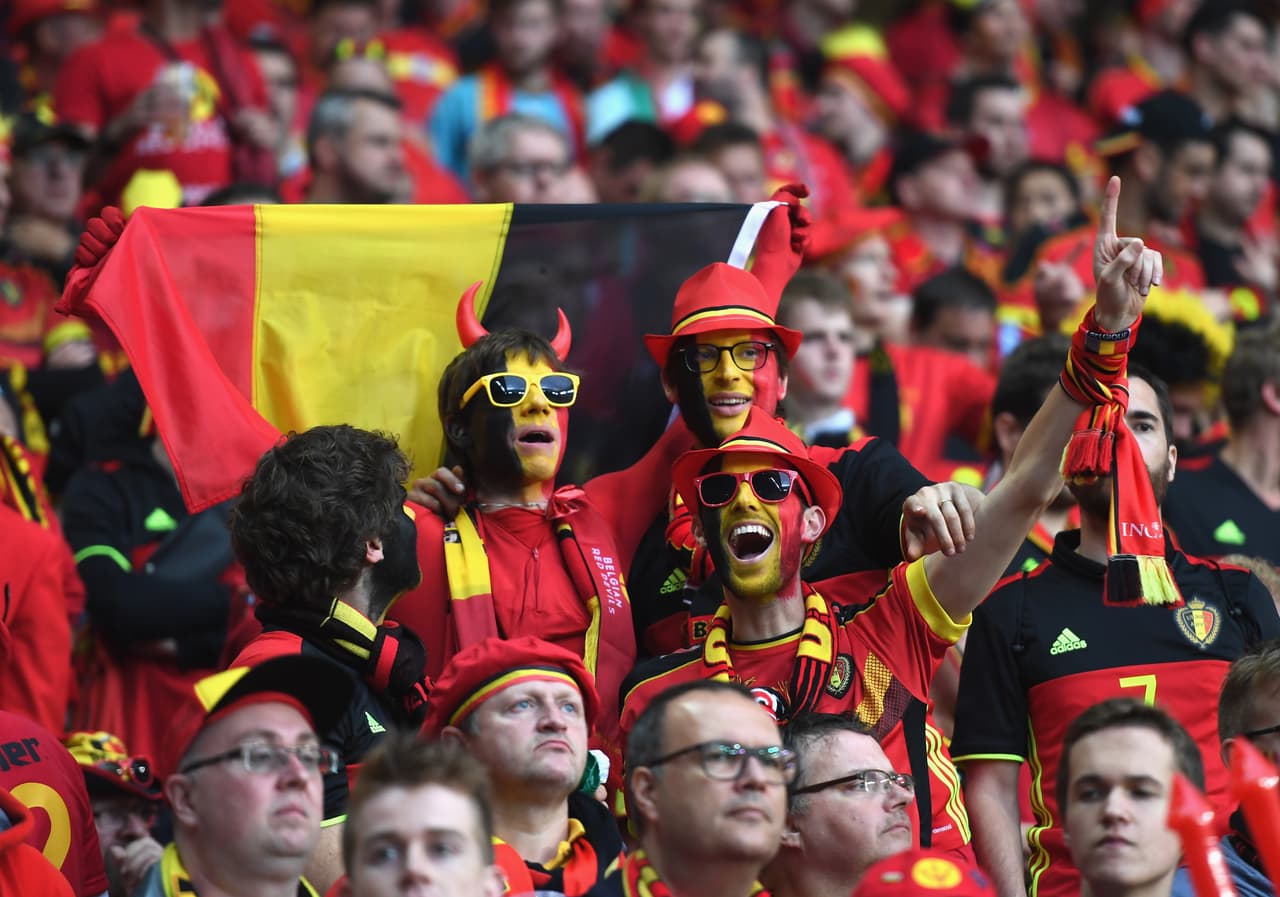 Los fans de Bélgica y Gales desbordaron la pasión en el Estadio de Lille durante los cuartos de final de la Eurocopa. Checa la vibra que lanzaron a sus equipos.