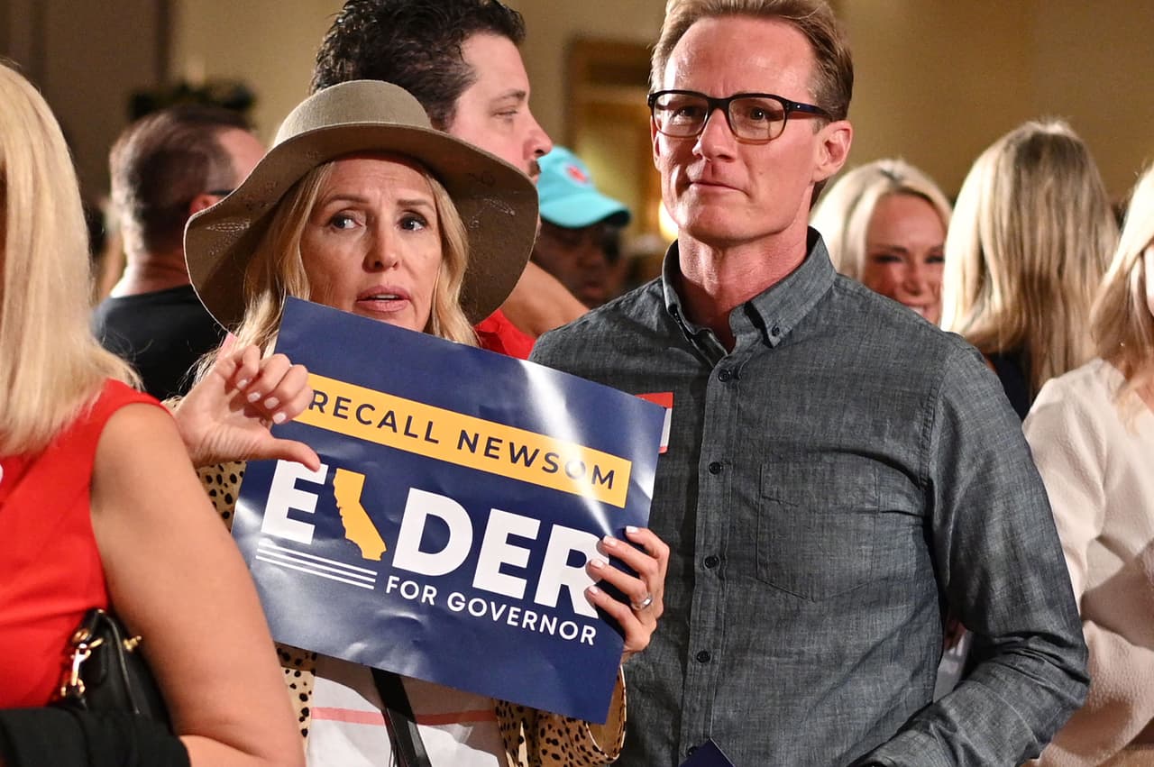 Elder dijo a sus simpatizantes que fueran “amables en la derrota”, mientras que sus seguidores abuchearon el nombre de Gavin Newsom. “Podemos haber perdido la batalla, pero vamos a ganar la guerra”, dijo Elder.
<br>