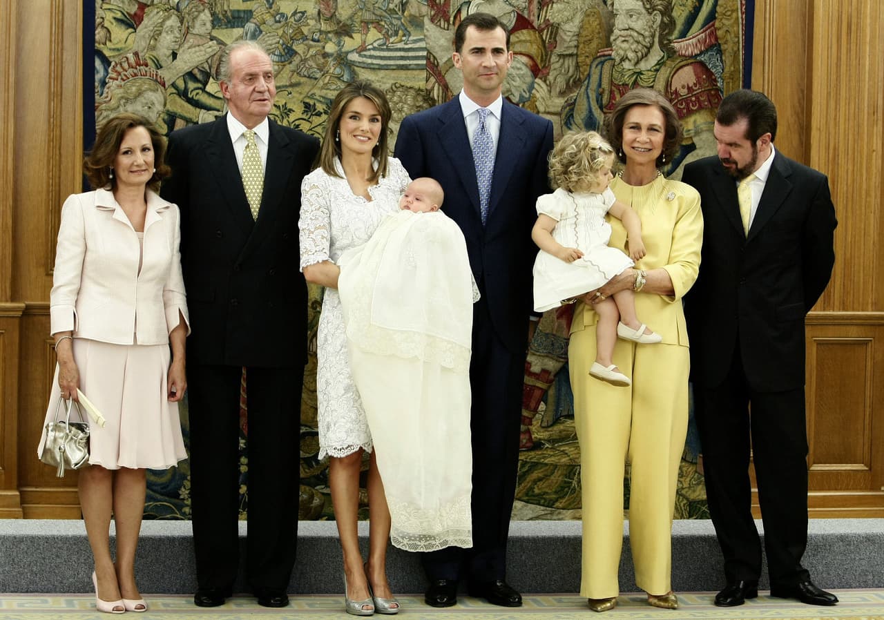 En este posado del 15 de julio de 2007, la familia real posa tras el bautismo de la princesa Sofía. En la imagen no está el padrino, el príncipe de Bulgaria, pero sí la madrina, Paloma Rocasolano, madre de la reina, así como el padre Jesús Ortiz. Aquí Letizia sostiene a Sofía en brazos, mientras que la reina emérita, Sofía, tiene a su nieta Leonor.