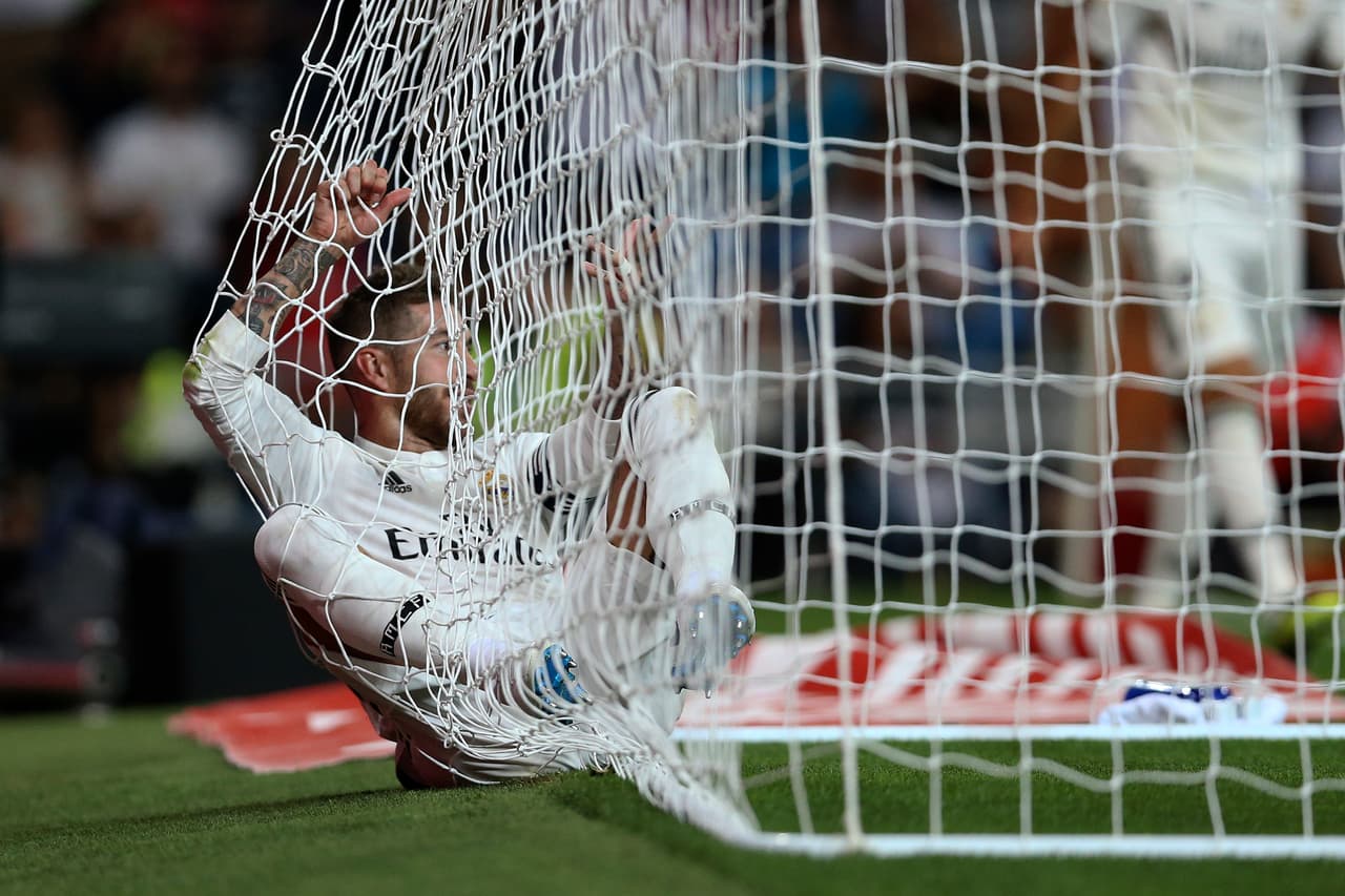 Las pocas ocasiones que tuvo el Getafe inquietaron medianamente al Madrid, aunque aquí se va al capitán Sergio Ramos enredado en su propia cabaña.
