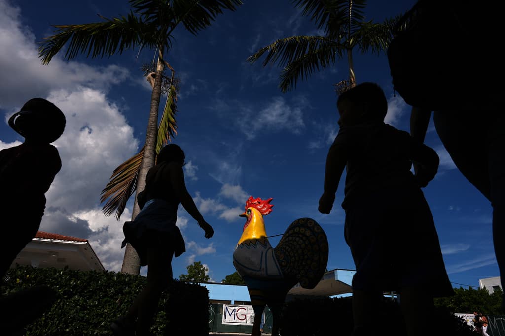 Las famosas estatuas de los Gallitos en la Pequeña Habana.