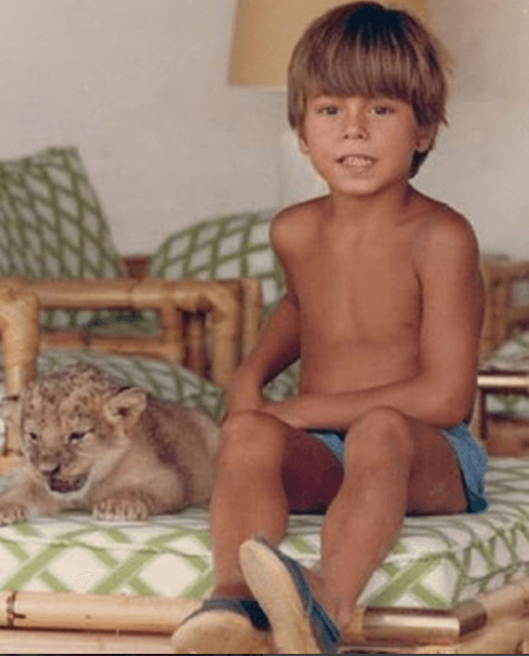 Acá tenemos al intérprete de 'Cuando me Enamoro', disfrutando del descanso, pero hace muuuuuchos años.