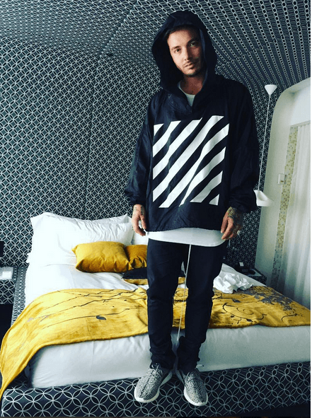 ¿Te gustaría regresar a J Balvin a la cama? Se ve muy guapo.