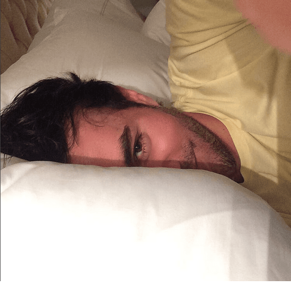 Se trata del español Enrique Iglesias. Se antoja un abrazo antes de dormir.