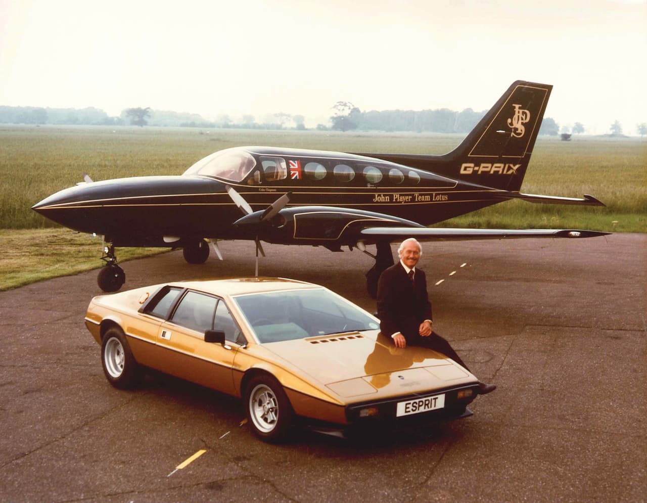 <b><u>Lotus Espirit (1976-2003)</u></b>
<br>En esta foto vemos a Collin Chapman sobre el Lotus Espirit y junto al avion JPS.