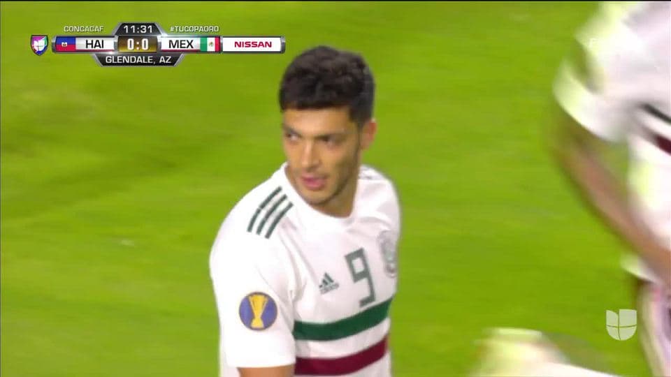 Tiro desviado de Raúl Jiménez