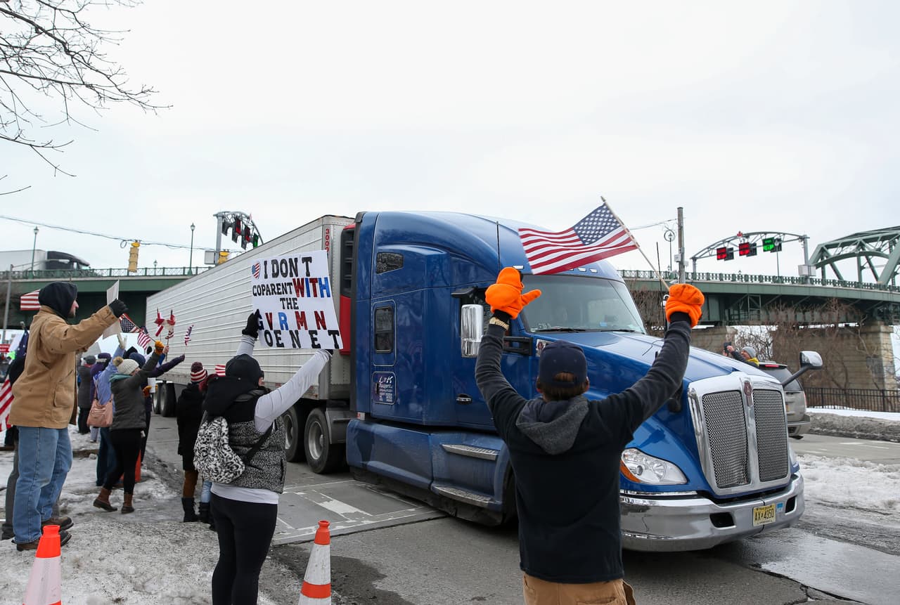 En EEUU comenzaron a reproducirse las protestas de camioneros. En redes sociales anunciaron el "Convoy del pueblo" de camioneros y de "todos los estadounidenses amantes de la libertad" para reunirse en el este de Los Ángeles el 4 de marzo, antes de lanzarse a las carreteras, posiblemente hacia Washington.