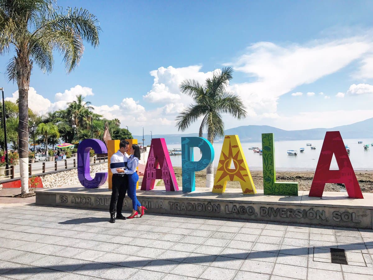 En estas pocas semanas de relación, 
<b>Cynthia</b> ha recibido ataques en redes sociales por un bikini que lució hace unos días, pero 
<b><a href="http://www.univision.com/temas/mark-tacher">Mark Tacher</a></b> salió a defender a su novia diciendo: "¿Cómo se atreven a criticar eso? A mí me encantó, si por eso lo presumí".