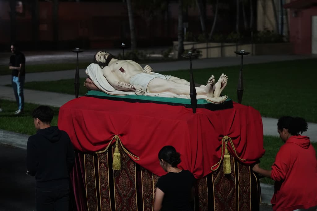 Las estatuas principales salen de la Iglesia católica Corpus Christi en Miami 
<b>sobre alfombras hechas con flores frescas y aserrín de colores</b>. 
<br>
<br>Ese acento extra
<b> viene de Antigua, Guatemala,</b> donde se crean kilómetros de estas alfombras para la Semana Santa.
<br>
<br>“El Viernes Santo, 
<b>nosotros sentimos el dolor de María, el dolor de él, su entrega por amor</b>”, declaró Silvia Armira a la agencia AP, mientras preparaba los diseños de las alfombras para la procesión en Miami, el 3 de abril.