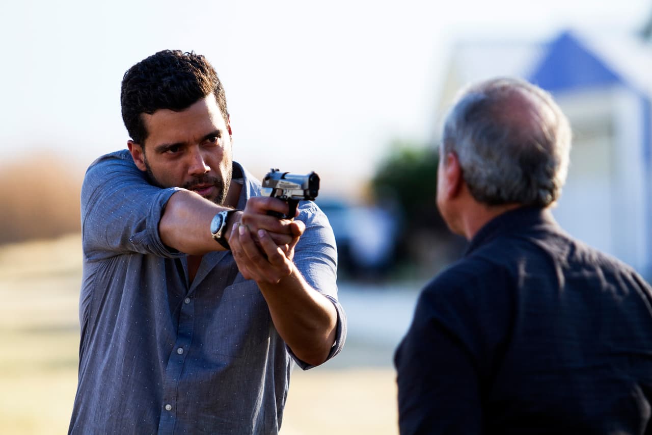 Raúl también tenía un encuentro pendiente con su padre. No lo perdonaría por haberse unido a la organización de los Lucio.