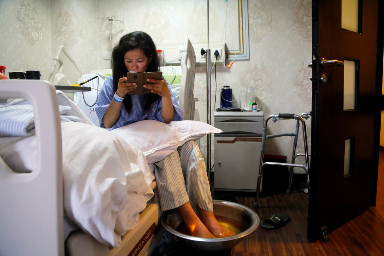 Imagen de la escaladora india Ameesha Chauhan mientras recibe tratamiento en un hospital de Nepal después de que fue rescatada. Sobrevivió al congestionamiento de escaladores en la montaña. Quienes quieren coronar la cumbre más alta del mundo deben presentar un certificado médico que acredite que están bien físicamente, pero no demuestra su resistencia a las alturas extremas.