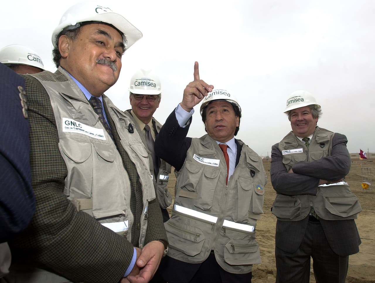 El Ministerio Público de Perú alega que Toledo adquirió bienes inmuebles a través de su suegra, Eva Fernenbug, con el dinero que recibió de las empresas Odebrecht y Camargo Correa a cambio de otorgar licitaciones para la construcción de carreteras.