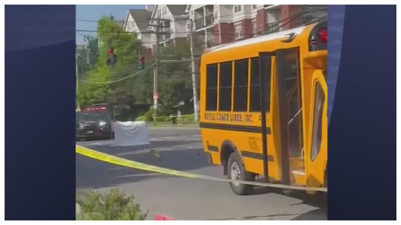 Madre e hijo mueren arrollados por un autobús escolar en Westchester