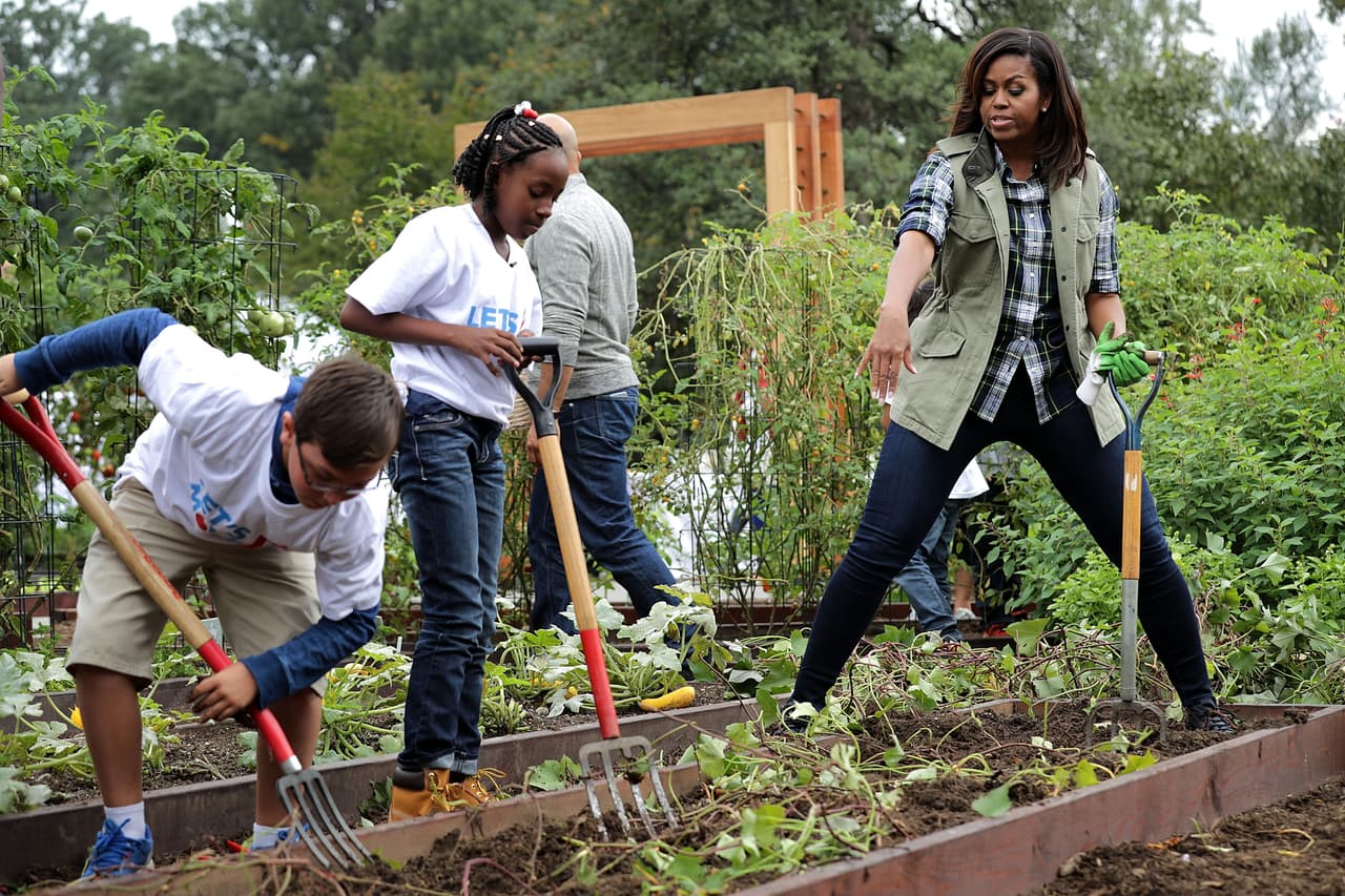 Luego se plantarán vegetales como el brócoli, col rizada (kale), col forrajera (collard greens) para que crezcan durante el invierno y sean cosechados por la próxima administración.
<br>