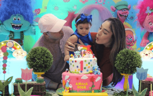 Aunque parece que estuvo practicando, Amaia necesitó un poco de ayuda de sus papás para soplar la velita del pastel.