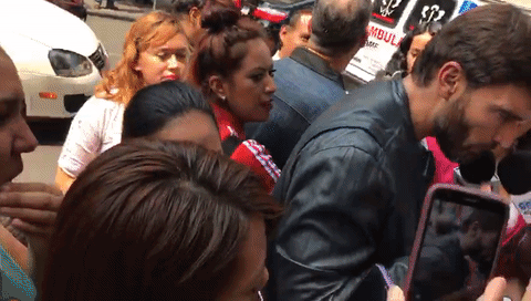 Parece que estaban riquísimas las quesadillas, porque Julián hasta se chupó los dedos.